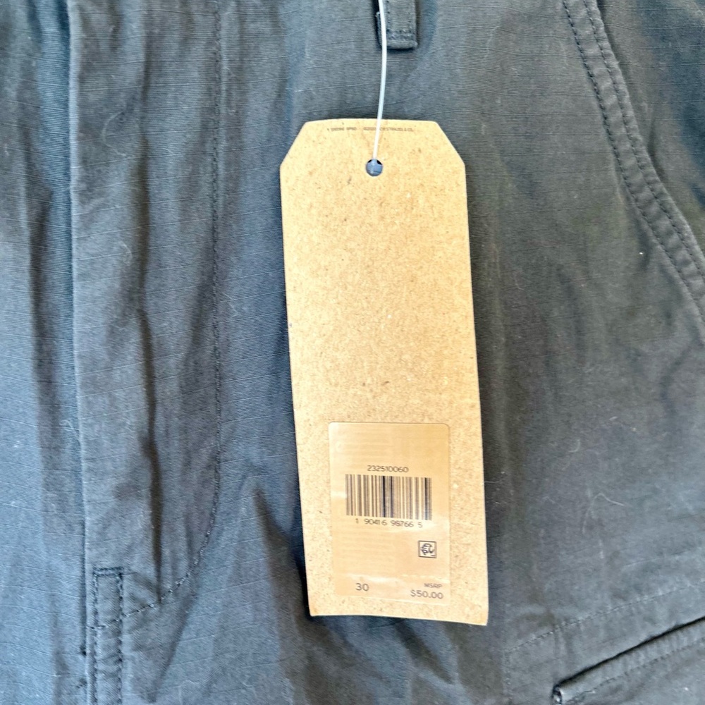 Levi's NWT Black Carrier Cargo Shorts for Men Size 30 - Picture 6 of 9